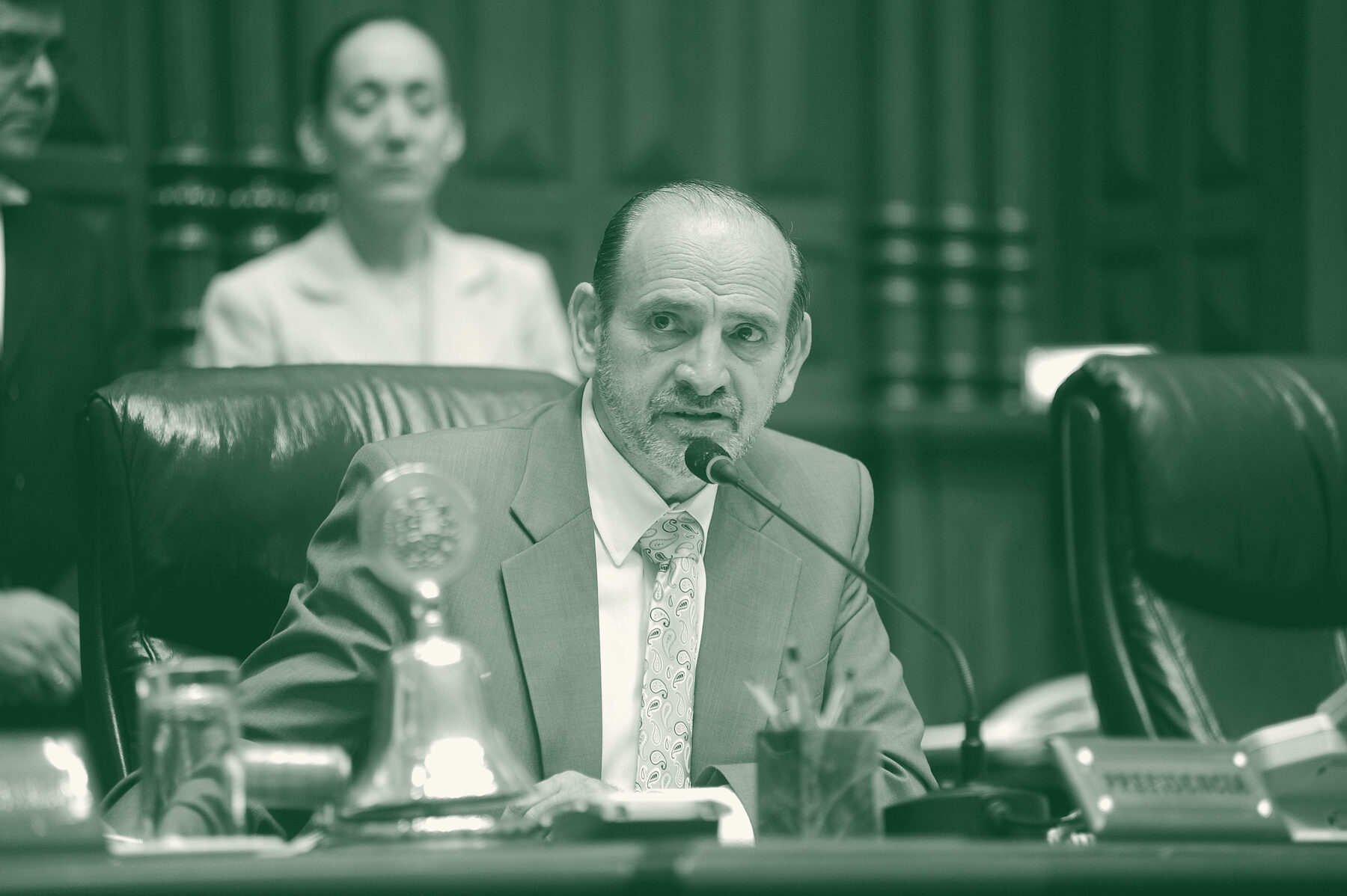 Yehude Simon presidiendo el Pleno del Congreso de la República en 2012, tratado en duotono verde